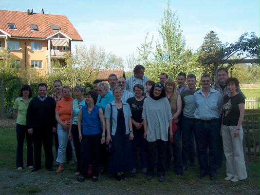 Gruppenbild neben dem Strohhaus Klliken
