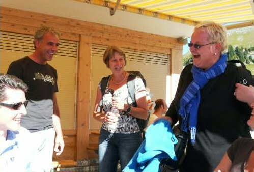 Dorothea + Denise (links Thomas) stossen noch dazu, sodass wir ab jetzt komplett sind