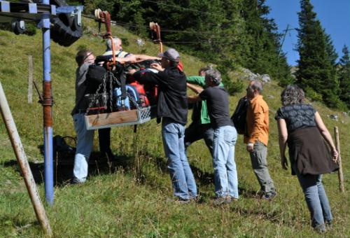 unser Gepck wurde von den Mnnern auf eine Transportbahn verladen