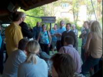 Aufmerksam hren wir zu