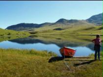 idyllischer Bergsee mit Boot